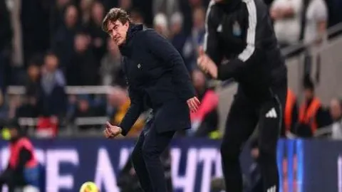 国安董事长周金辉于大宝退役仪式赠球衣